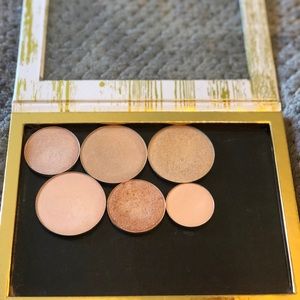 Magnetic palette with highlighter